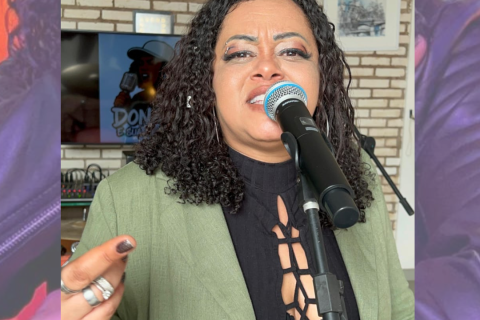 Conheçam um pouco desta artista extraordinária.